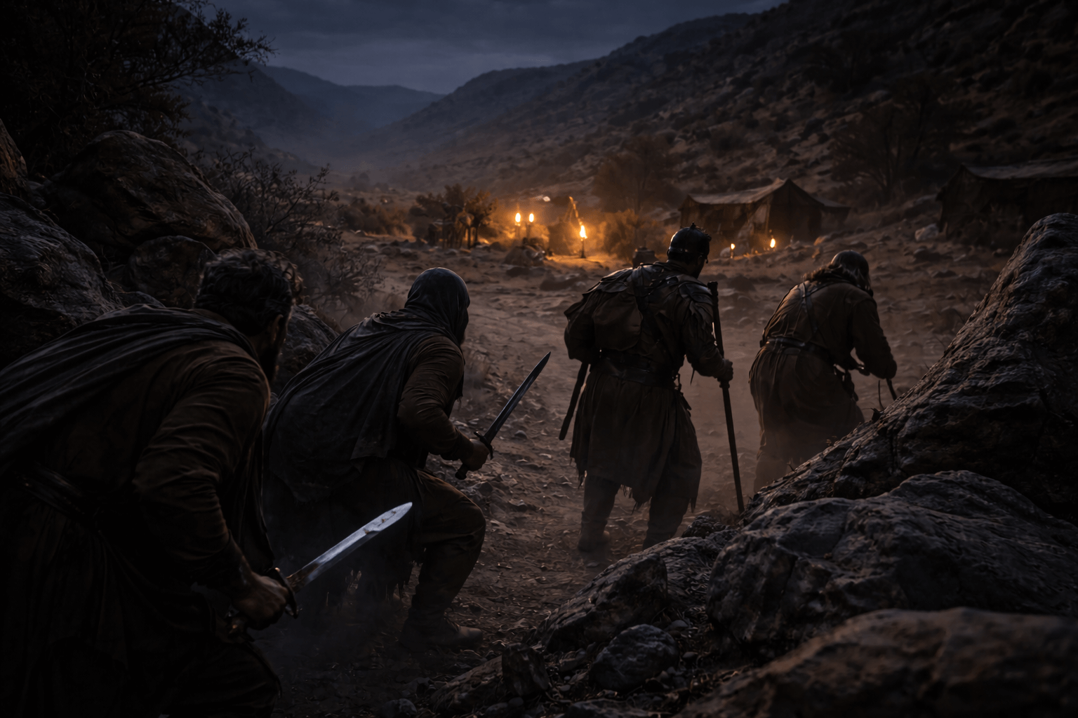 Ночная пустынная долина: небольшая группа вооружённых людей тихо движется между камней, впереди факелы вдалеке, напряжение рейда и решимость.